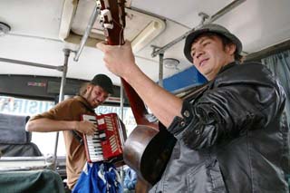 yannick-accordeon-bus-gringo-loco